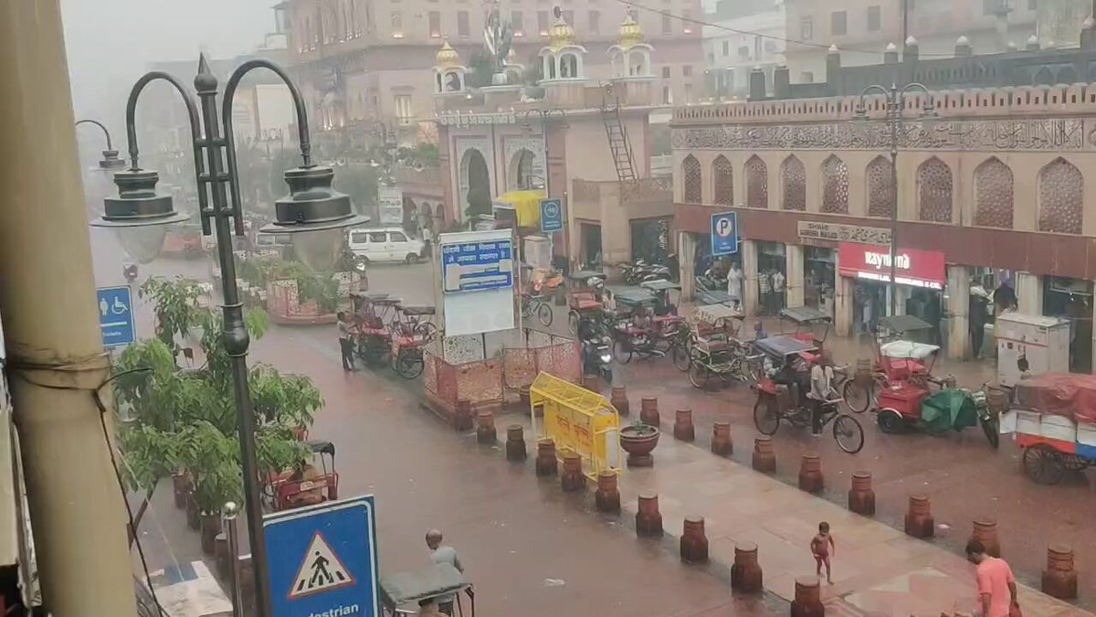 Look at the situation of Chandni Chowk area even after the heavy Rains !! You know why, Because this area was redeveloped by Arvind Kejriwal Gov. This is the services you get for your taxes when you vote for AAP❤️✌️