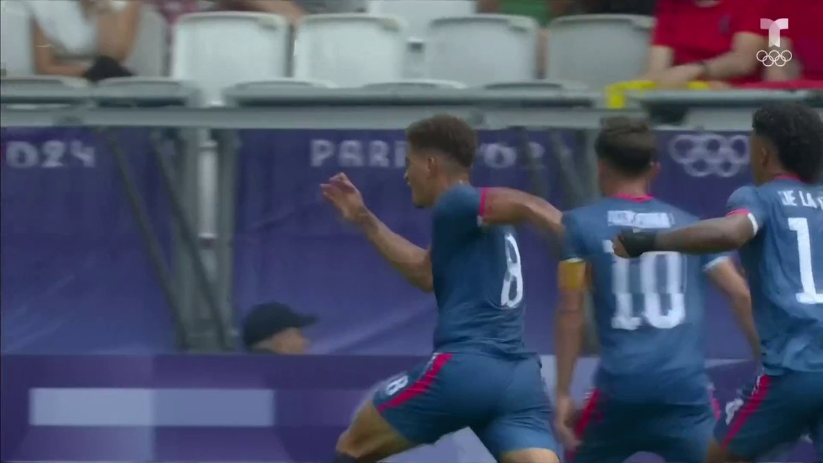 Ángel Montes de Oca scores Dominican Republic’s first-ever goal in men’s football at the Olympics 🇩🇴👏 (via Telemundo Deportes)