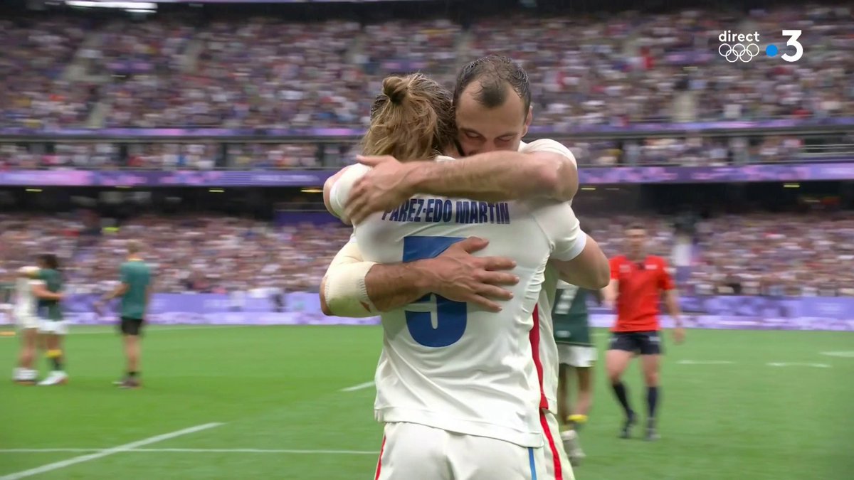 #Paris2024 | OUIIIII LES BLEUS !! L'ÉQUIPE DE FRANCE EST EN FINALE DE RUGBY À 7 🔥 🇫🇷 Superbe victoire des Bleus 19-5 face à l'Afrique du Sud. Rendez-vous en finale à 19h45 face aux Fidji ou à l'Australie. Bravo les Bleus 💪 📺 À suivre en direct sur :