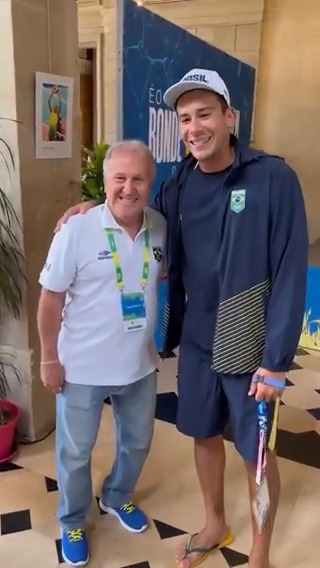 Na véspera de estrear nas Olimpíadas, Arthur Lanci, atleta do vôlei de praia, viveu um momento especial ao encontrar Zico. Ao pedir uma foto para enviar ao pai, o atleta se emocionou e revelou que o seu nome é inspirado no ídolo do Flamengo. #OlimpíadasNoGe 🎥 Time Brasil