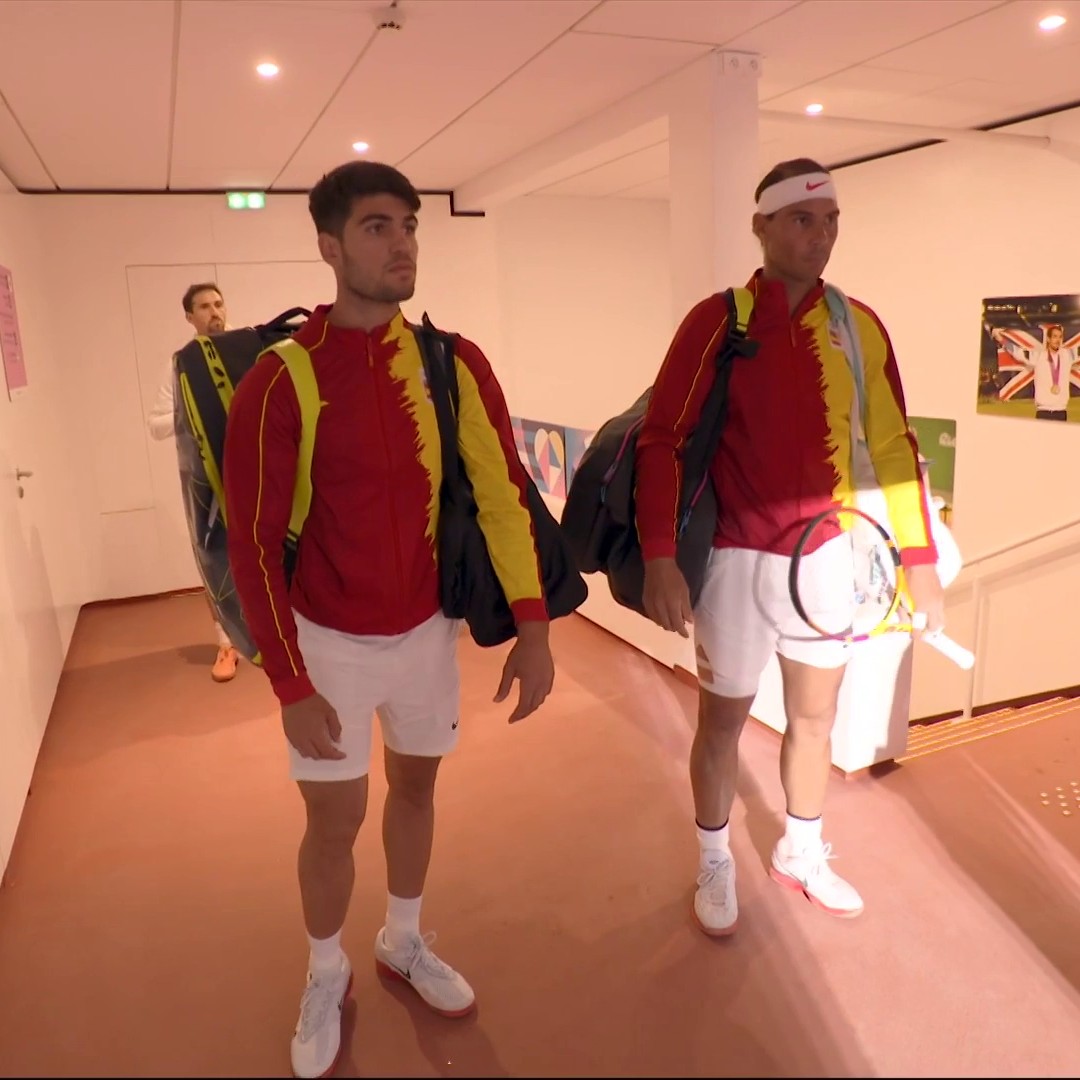 '𝐍𝐀𝐃𝐀𝐋𝐂𝐀𝐑𝐀𝐙' 🤩 El espectacular recibimiento de la Philippe Chatrier a la primera vez en dobles de Nadal y Alcaraz. #Paris2024 | #Olympics