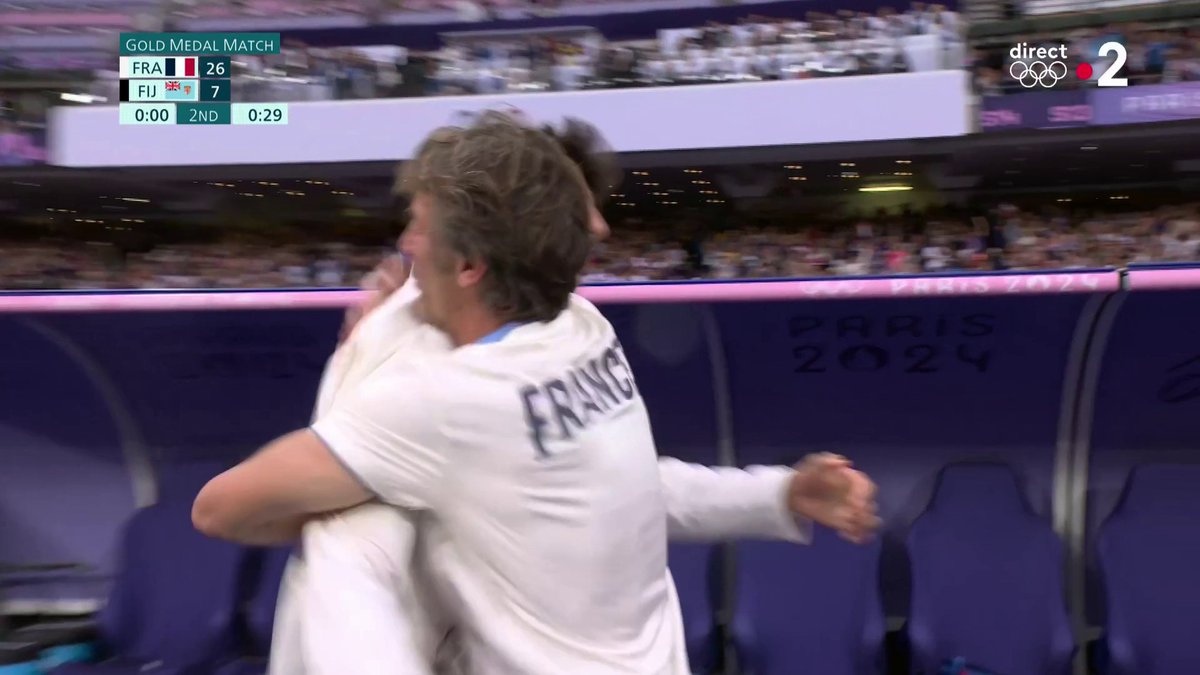 #Paris2024 | 🇫🇷 🏉 C'EST EXCEPTIONNEL, L'ÉQUIPE DE FRANCE EST CHAMPIONNE OLYMPIQUE ! 🥇 🔥🤩 Antoine Dupont inscrit son 2e essai de la rencontre à la dernière seconde et confirme la victoire des Bleus face aux Fidji 28-7 !
