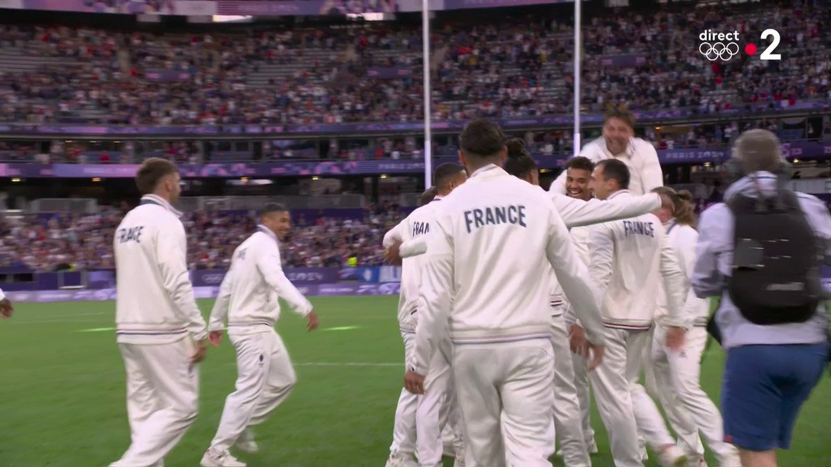 🕺🇫🇷 Les Bleus célèbrent leur titre olympique avec une chorégraphie maison, sur la pelouse du Stade de France. (France 2) #Paris2024