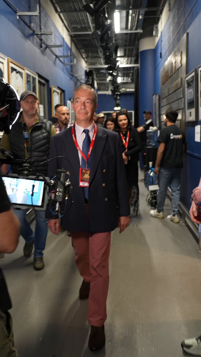.Nigel Farage MP is here for #JoyceChisora 🥊 LIVE on TNT Sports and discovery+