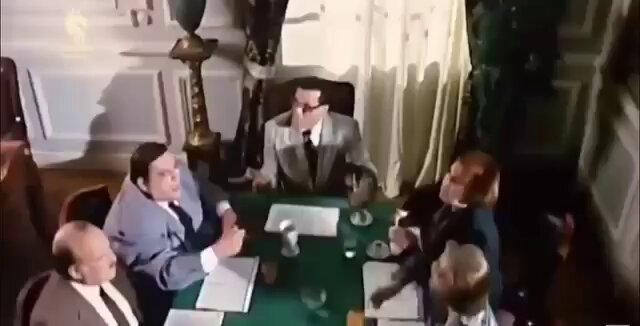 - الناس تحط دماغها ع المخدة تنام في خمس دقايق = إنا من ١٢ لـ ٣ الفجر مع الأصوات اللي في دماغي