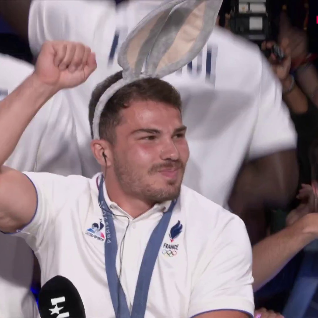 ๐ฐ Quand ๐๐ป๐๐ผ๐ถ๐ป๐ฒ ๐๐จ๐ฃ๐ข๐ก๐ง et les Bleus du Rugby ร 7 enflamment le plateau de #MonParisOlympique et le Club France ๐คฃ Suivez les Jeux de #Paris2024 sur Eurosport via Max