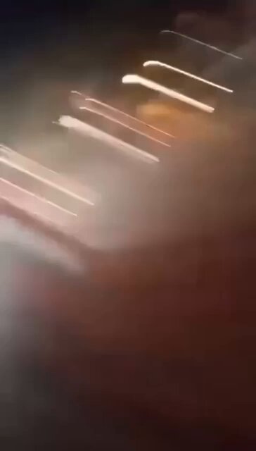 🚨🚨🚨URGENT🚨🚨🚨 Affrontements nocturnes entre l'armée algérienne et des éléments armés dans la région d'Aïn Defla AÏN DEFLA (Algérie) - Des affrontements armés nocturnes ont éclaté dans plusieurs localités de la wilaya d'Aïn Defla, opposant des soldats de l'armée régulière algérienne à des éléments armés non identifiés. Déroulement des événements: 1. Les premiers incidents ont été signalés sur l'axe principal d'El Attaf, impliquant des militaires algériens et des individus armés. 2. Les combats se sont étendus à la zone de Bouabida, où trois véhicules renversés ont été observés devant un moulin local. 3. L'échange de tirs s'est ensuite déplacé vers l'entrée de la route menant à El Abadia. Bilan provisoire: - Une personne est décédée à Rouina, à 14 km à l'est d'Aïn Defla. - Cinq éléments armés auraient été neutralisés par les forces de l'ordre. - Une femme et son fils auraient été blessés lors des échanges de tirs à El Attaf. - Au moins deux personnes ont été transportées à l'hôpital de Bouabida. L'identité précise des éléments armés et leurs motivations restent inconnues à ce stade. L'obscurité a compliqué les opérations militaires. Un important dispositif de sécurité de l'armée algérienne a été déployé dans la région. La situation demeure tendue. Les autorités n'ont pas encore émis de communiqué officiel sur ces événements. Stop et fin