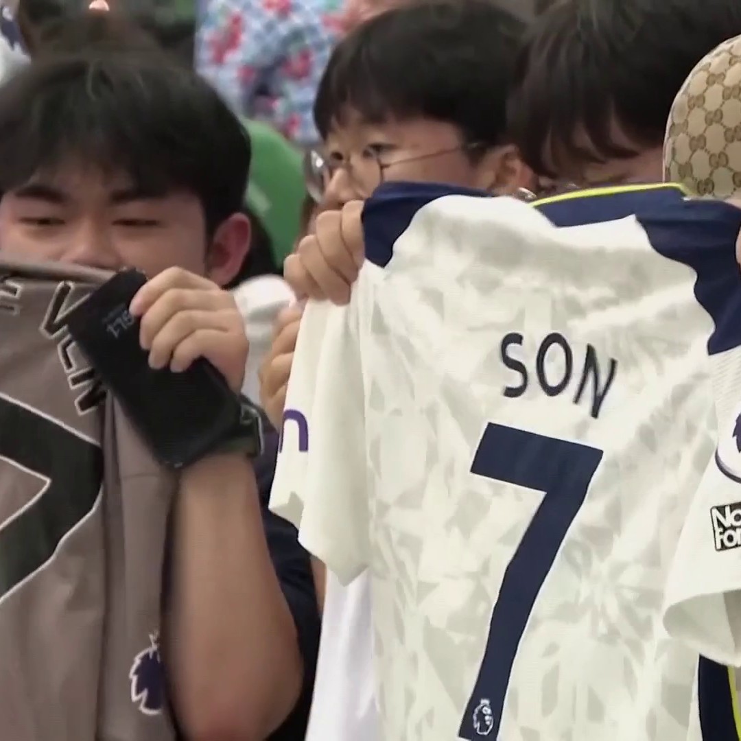 Tottenham and Son Heung-min were greeted by hundreds of fans as they arrived in Seoul ✨