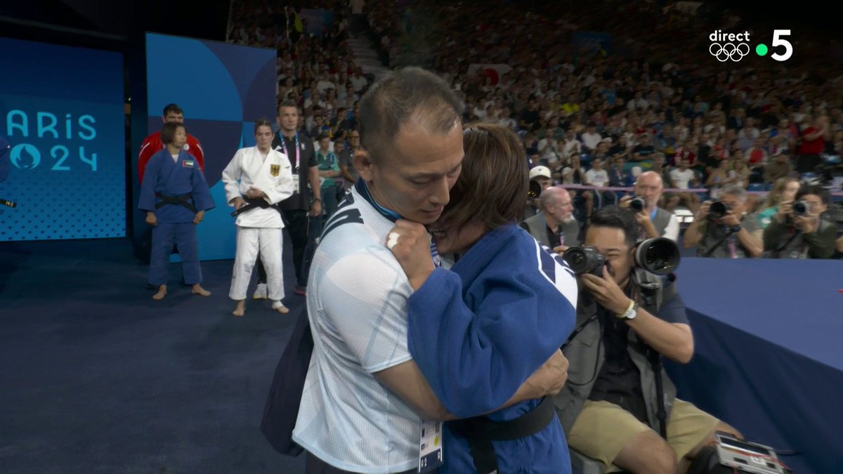 La dureté du sport, les images sont terribles. Chuter sous la pression n'arrive pas qu'aux 🇫🇷, la pression est immense.