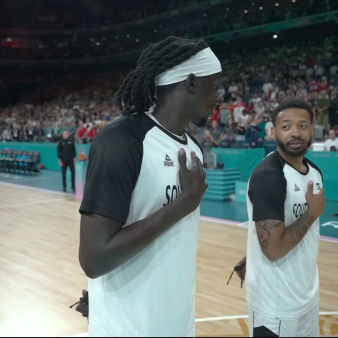 🇸🇸 Un error de la organización hizo que sonara el himno de Sudán en lugar del de Sudán del Sur, que disputa el primer partido de su historia en unos #JuegosOlímpicos 👏 La reacción del público de Lille fue brillante
