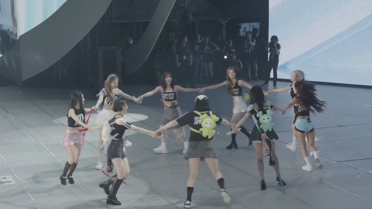 TWICE DOING THEIR HOLDING HANDS AND SPINNING IN A CIRCLE TRADITION ON THEIR DREAM STAGE 🥺