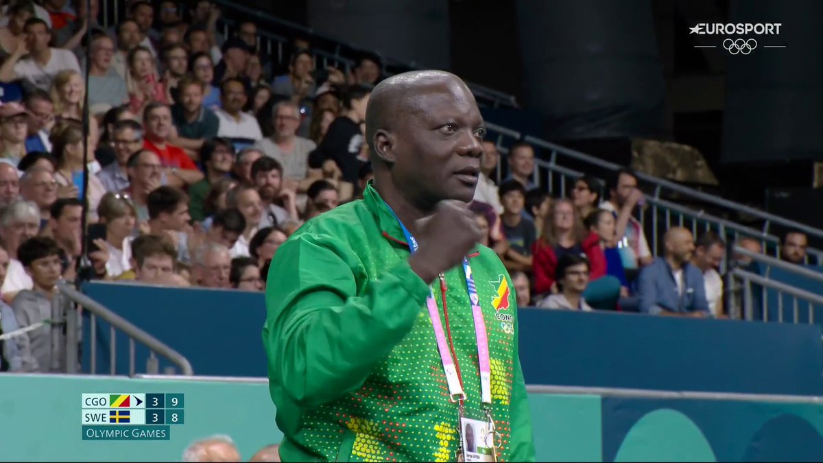 E niente, stavo facendo colazione con estrema calma. Sapete, la domenica. Schermo acceso a caso sul table tennis. “Tanto al momento non ci sono azzurri in gara”. Faccio partire la macchinetta del caffè mentre a Parigi si scaldano lo svedese Anton Kallberg, 18esima testa di serie, e il congolese Saheed Idowu, classificato oltre il centesimo posto. Un 64esimo di finale, sulla carta non c’è partita. Non vorremmo ragionare per stereotipi ma, ci tocca: lo svedese è biondo, smilzo, algido, probabilmente non ha sorriso neanche dopo aver limonato la prima volta. Il congolese è un filo su di chili, bello carico, caratteriale e simpaticone del tipo che ci andresti a bere una birretta sulla fiducia. I loro rispettivi tecnici, banalmente, sono la loro copia carbone, ma un tot più vecchi. Si comincia. (Breve ripasso delle regole: si giocano mini partite, si arriva a 11, chi conquista per primo 4 mini partite passa il turno). Lo svedese è una iena, sbaglia pochissimo, il congolese è teso, impacciato, sudato come Bonolis al gioco finale. La partita fila via veloce, il pubblico (palazzetto strapieno) se ne fotte abbastanza e guarda altro, io inzuppo un biscotto nel caffè con discreta indifferenza: 11-7. Son tentato di cambiare canale, ma do una speranza a Saheed, nel frattempo rimbrottato dal suo coach. Si riparte e la storia non cambia: Kallberg pare uscito da una catena di montaggio Ikea, sbaglia niente, il suo avversario fatica a stargli dietro ma ora combatte. E si carica. E approfitta di un rarissimo calo di attenzione del biondastro: 11-13! Clamoroso al Cibali parigino. Il pubblico inizia a prestare attenzione, io pure. Ma è tempo sprecato: il robot scandinavo si pappa il babà africano: 11-4, 11-6 e complessivo 3-1. La sfida è segnata, troppa differenza tecnica e tattica. Il coach congolese guarda il suo ragazzo come per dire “‘A Sa’, stamo affà na figura emmerd”. Inizia la quinta mini partita e ti aspetti una cosa veloce, stretta di mano e arrivederci, ma qui si accende la luce: Saheed si ribella e inizia a picchiare con una lucidità e carica bestiale. Pare Fantozzi nella leggendaria sfida a biliardo a casa Catellani e “Mi permette un colpo?”. A ogni punto Saheed urla come un lupo maremmano per convincersi che si-può-fare! Nello sguardo dello svedese solo un minimo fastidio, fatto sta che il pubblico, come per magia, inizia a scandire il nome del colosso di Brazzaville: Sah-eed! Sah-eed! E Saheed non tradisce: 12-14 6-11, complessivo 3-3. Si va alla sfida finale! Ora il palazzetto è realmente rovente, tutto dalla parte del francofono. Il mobiletto Ikea pare un filo sbullonato, Saheed perde litrate di sudore che la pezzuola di spugna fatica a contenere. Si procede punto a punto, a ogni sferzata del congolese viene giù tutto, quando il punto arriva da Stoccolma è tutto un “nooo!”. All’improvviso lo schermetto mi avvisa: “Azzurri in gara! Cambia canale pirla!”, ma non lo farei per niente al mondo: “Colcazzo giro! Daje Saheed! Sfondiamo ‘sto armadietto svedese!”. Ma sull’incredibile 8-9 per Saheed vien fuori il ranking, Anton si trasforma in un assassino a sangue freddo e sbaglia nulla: 9-9, 10-9, match point. Saheed recita tutti i santi del Congo, prova a farsi forza, cerca il suo coach che lo guarda come per dire: “‘A Sa, se fai ‘sto miracolo ti porto al Moulin Rouge”. Niente miracolo, niente favola: Saheed sbaglia e per la prima volta il biondo esulta per davvero, l’eroe di Brazzaville è sconfitto e abbassa lo sguardo. Cala il silenzio, ma solo per un attimo: “Sa-heed! Sa-heeed! Sa-heeeeed!”. I tifosi presenti al palazzetto celebrano il loro idolo, lo ringraziano per questi 59 minuti serratissimi di pura passione, lui esce a braccia alzate come Rocky Balboa in “Rocky I”, io fisso devastato lo schermo mentre Saheed imbocca il tunnel seguito dal suo coach e scompare per sempre negli spogliatoi. Penso: “Non lo rivedrò mai più”. E subito dopo: “Minchia, che colazione…”. Le Olimpiadi.