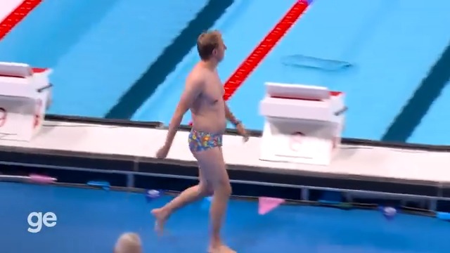 a touca de uma nadadora foi parar no fundo da piscina e um voluntário da olimpíada virou o evento quando meteu uma sungona e foi buscar 🗣️