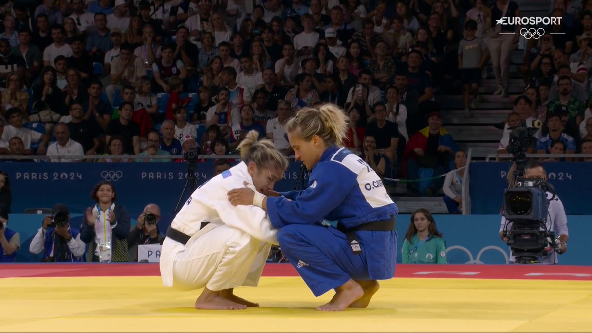 Odette Giuffrida ha perso sia la semifinale che la finale bronzo con tre sanzioni per errori arbitrali. Non era d'accordo con la scelta arbitrale ma è andata comunque a sostenere così l'avversaria. Che Campionessa con la c maiuscola. #Parigi2024