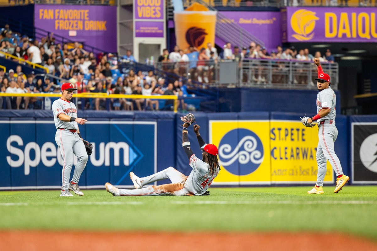 How did Elly De La Cruz catch this baseball? 😮