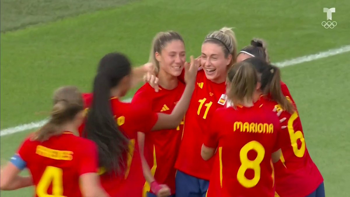 Alexia Putellas with the free kick to give Spain the late lead. Ridiculous 👑 (via Telemundo Deportes)