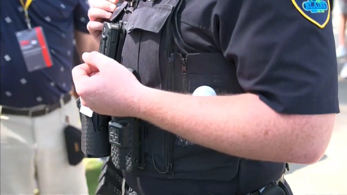 🚨👮♂️🏌️♂️The tee shot of Jhonattan Vegas landed in the arms of a police officer 😲