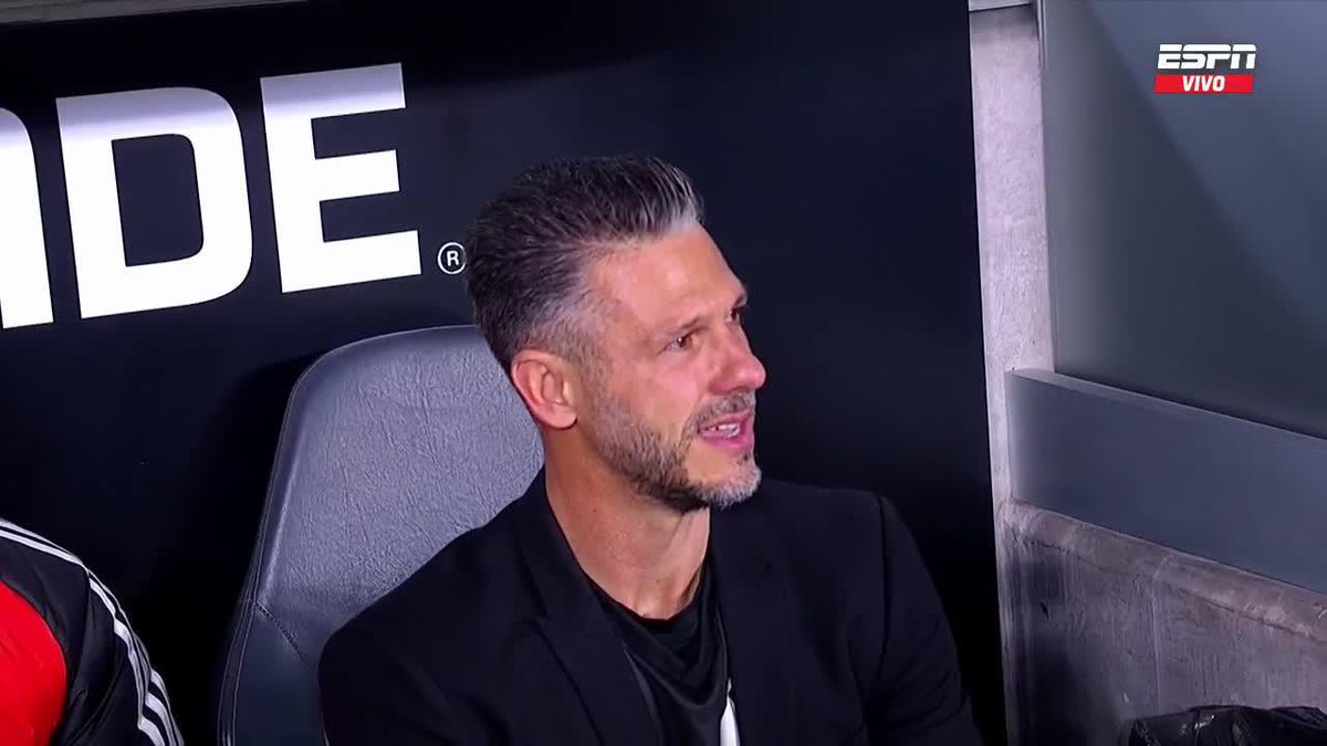 Uf, Martín Demichelis, dirigiendo su último partido con una camiseta de River debajo de su saco y su hijo Bastian llorando de la emoción… Tremenda imagen. 🥺🇦🇷