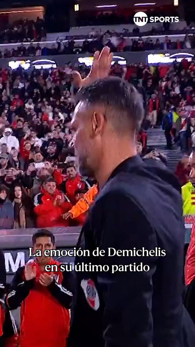 La emoción de Martín Demichelis, y de su hijo Bastian y su esposa Evangelina Anderson en este partido tan especial de despedida.