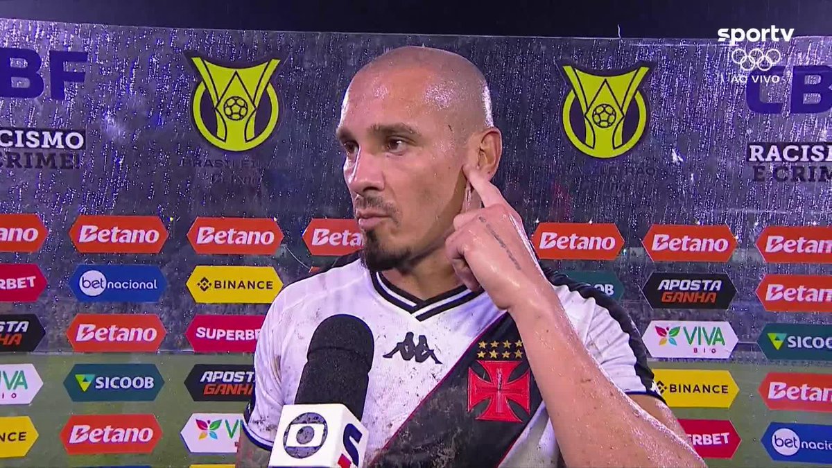 Na pausa do intervalo, Maicon falou sobre as condições do gramado da Arena Condá e também sobre a arbitragem. Concorda com o jogador?