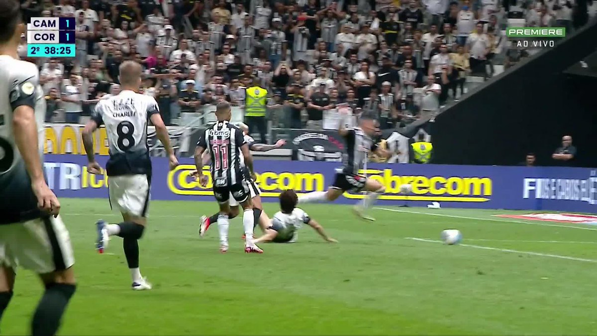 Paulinho recebeu, caiu na área e o árbitro marcou pênalti... o que achou do lance, torcedor?