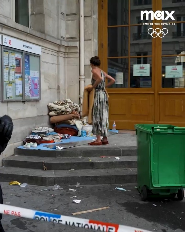 I skuggan av spelen väntar en familj på en buss. Deras tältstad är riven. Regeringen kallar det för en humanitär insats, men vad händer när kamerorna slocknar i Paris?