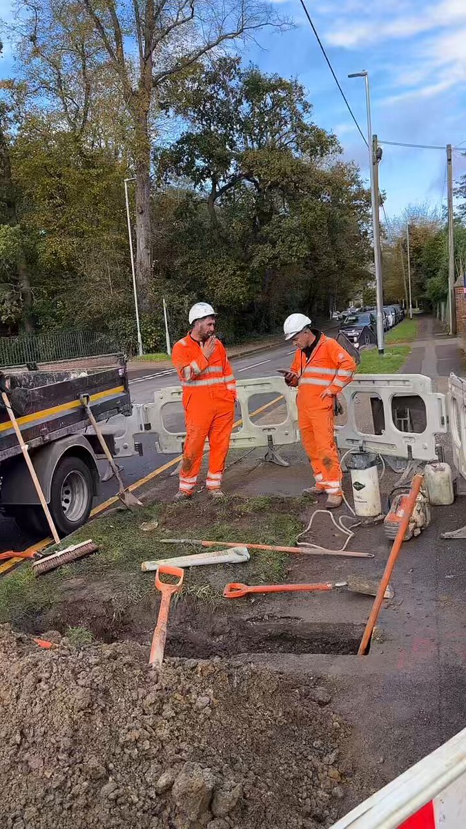Knocking these rats off their work installing Ulez right outside a hospital ffs ☠️💪🏴󠁧󠁢󠁥󠁮󠁧󠁿 #bladerunners #ulez #london #uk