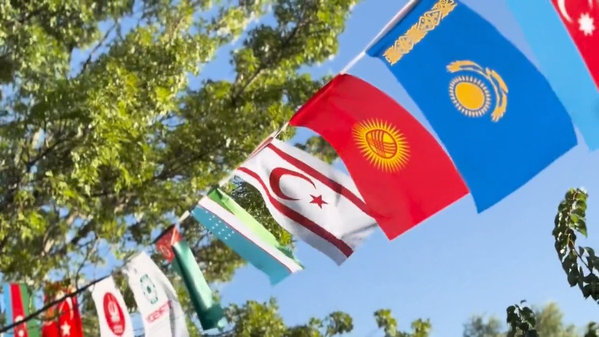 Uluslararası Keçiören Türk Dünyası Şöleni’mizde Türk dünyasının her köşesinden soydaşlarımızla kucaklaştık. Dünya alem bilsin ki üstte mavi gök çökmedikçe, altta yağız yer delinmedikçe bizim ilimizi ve töremizi bozabilecek hiçbir güç yoktur. Gazi Mustafa Kemal ATATÜRK’ümüzün izinde sonsuza dek Ne mutlu TÜRKÜM diyene!