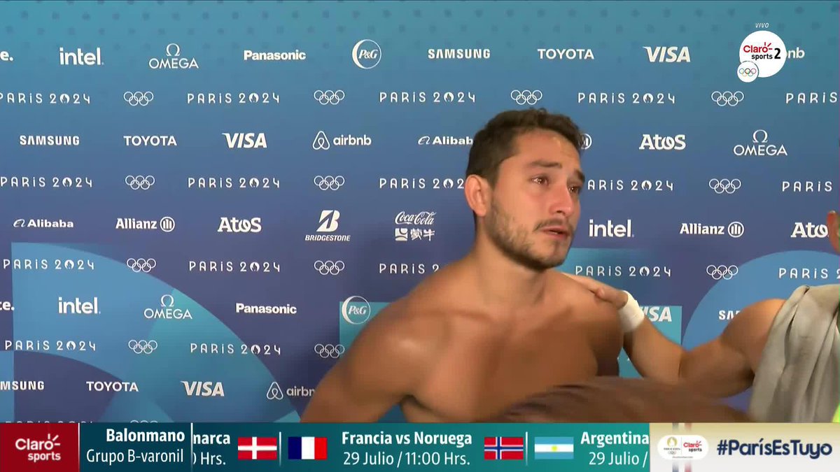 ¡IMÁGENES QUE TE PARTEN EL CORAZÓN! 💔😭 Kevin Berlín destrozado tras quedar en cuarto lugar en clavados plataforma 10 metros en #Paris22024 GABRIELA MENDOZA consoló al clavadista mexicano