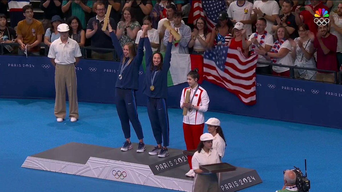 Love this! After winning Olympic gold in the women's 100m fly, 🇺🇸 Torri Huske invited her teammate 🇺🇸 Gretchen Walsh, who got silver, on top of the podium to stand together as equals for the U.S. national anthem. Great Americans.