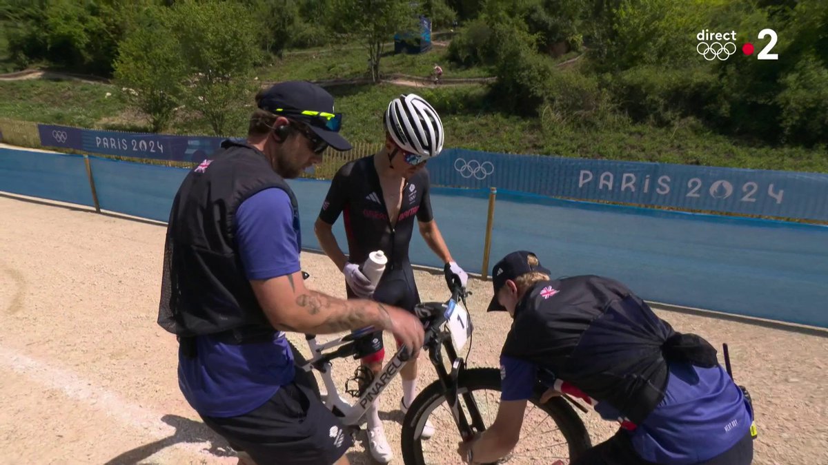 #Paris2024 | ❌ La crevaison de Tom Pidcock ! 🚵 La roue avant du Britannique est à plat et ça fait les affaires de Victor Koretzky, qui est maintenant seul en tête ! 📺Suivez le direct :