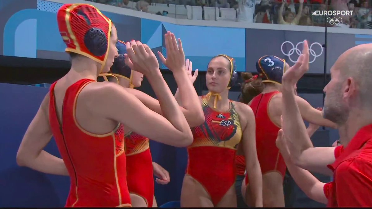 España le acaba de ganar a Estados Unidos, oro olímpico en las tres últimas ediciones, que le ganó la final a las nuestras por un contundente 14-5 en Tokio. Es una victoria de un prestigio espectacular. Y nos hace soñar con todo #waterpolo