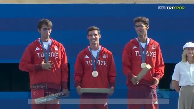 🇹🇷BRONZ MADALYA BİZİM!🇹🇷 🏹 Okçuluk Klasik Yay Erkek Milli Takımımız bize büyük bir gurur yaşatarak madalya kürsüsüne çıktı. 🥉Mete Gazoz 🥉Ulaş Berkim Tümer 🥉Muhammed Abdullah Yıldırmış 👏Tekrar tekrar tebrikler çocuklar!