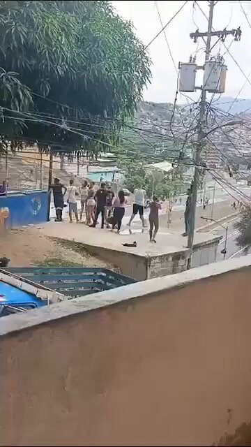 Los barrios en Caracas se rebelan contra el fraude de Nicolás Maduro. Somos 70% del país, hagámonos sentir. Imágenes de la Cota 905.