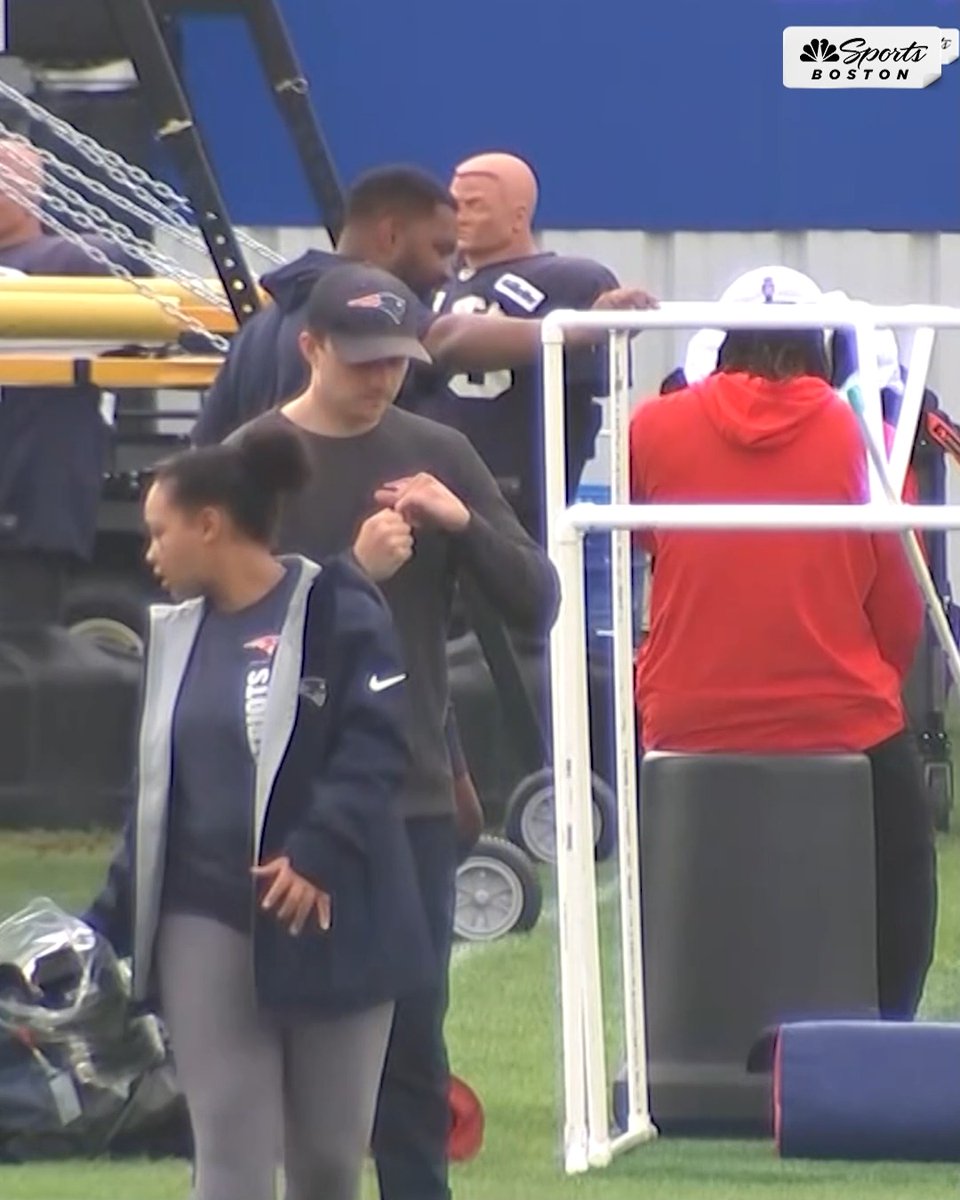 Jerod Mayo appears to exchange some words with Matthew Judon who is not participating in practice today. Judon seen exiting the field after their conversation 👀