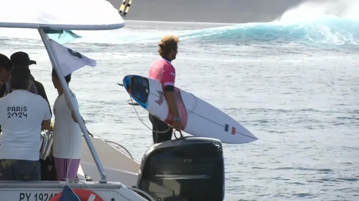 ¡YA ESTÁ EN EL AGUA! 💦🫡🇲🇽 Alan Cleland se prepara para competir en el tercer round del #Surfing de #Paris2024 #ParísEsTuyo EN VIVO: