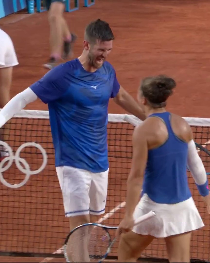 Sara Errani 🇮🇹 che conclude il match con una PRIMA VINCENTE contro DANIIL MEDVEDEV 🇷🇺 è la fotografia più bella e divertente ✨️ 4 turni di battuta di Sara, 0 break subiti