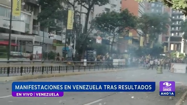 Tensa situación a esta hora en Caracas, Venezuela, por las protestas que realizan los habitantes, tras los resultados de las elecciones presidenciales. Las autoridades tratan de contrarrestar las manifestaciones. Más en
