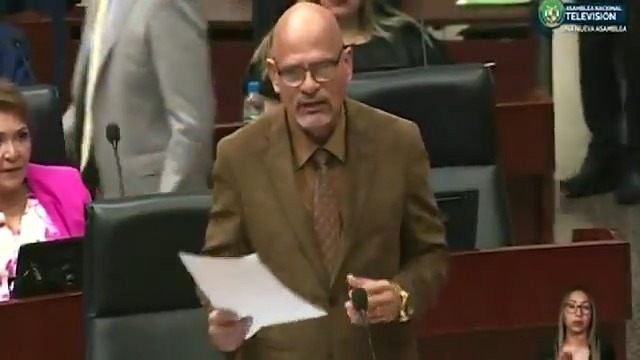 “El señor Contralor Gerardo Solís esta Asamblea no lo puede destituir, eso lo hace el Pleno de la Corte Suprema de Justicia con proceso”, el diputado Ernesto Cedeño (ERNESTO CEDEÑO A.) solicitó a la presidencia de la Asamblea Nacional analizar la posibilidad de presentar una denuncia penal contra el Contralor de la República. #TReporta