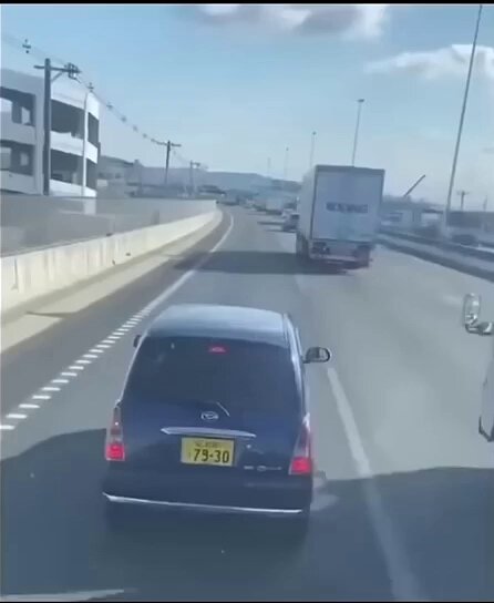 高速道路での迷惑運転に痺れを切らしたトラックの運ちゃんが迫真の怒号！！！