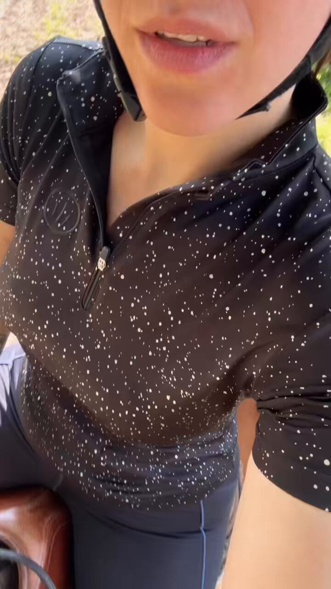 Na ihr kleinen Fö!zchen. Bei dem Wetter bin ich sehr nass geschwitzt nach dem reiten ✨ einfach überall läuft es runter haha. Du Köter würdest am liebsten davor sitzen und jeden Tropfen auffangen hahaha Reitherrin EquestrianDom Reitstiefel Dominatrix Finsub Dirtyboots Sweatysocks