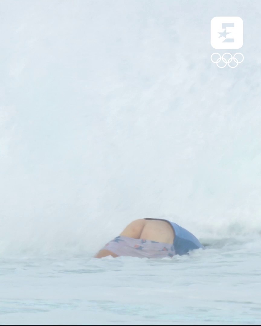 À Teahupo'o, la lune apparaît parfois en plein jour 🌚 #Paris2024, c'est à suivre en intégralité sur Eurosport, disponible via la plateforme Max