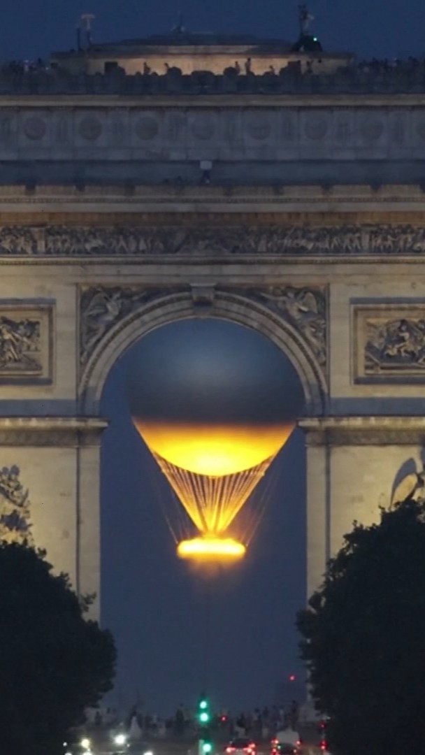Les images de l'envol de la vasque olympique dans l'axe de l'Arc de Triomphe