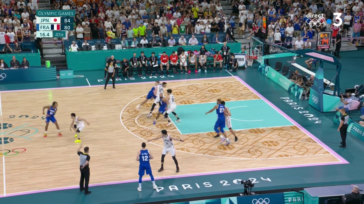 Je sais pas comment va se terminer ce match improbable, mais ce shoot est déjà légendaire ! MATTHEW. STRAZEL.
