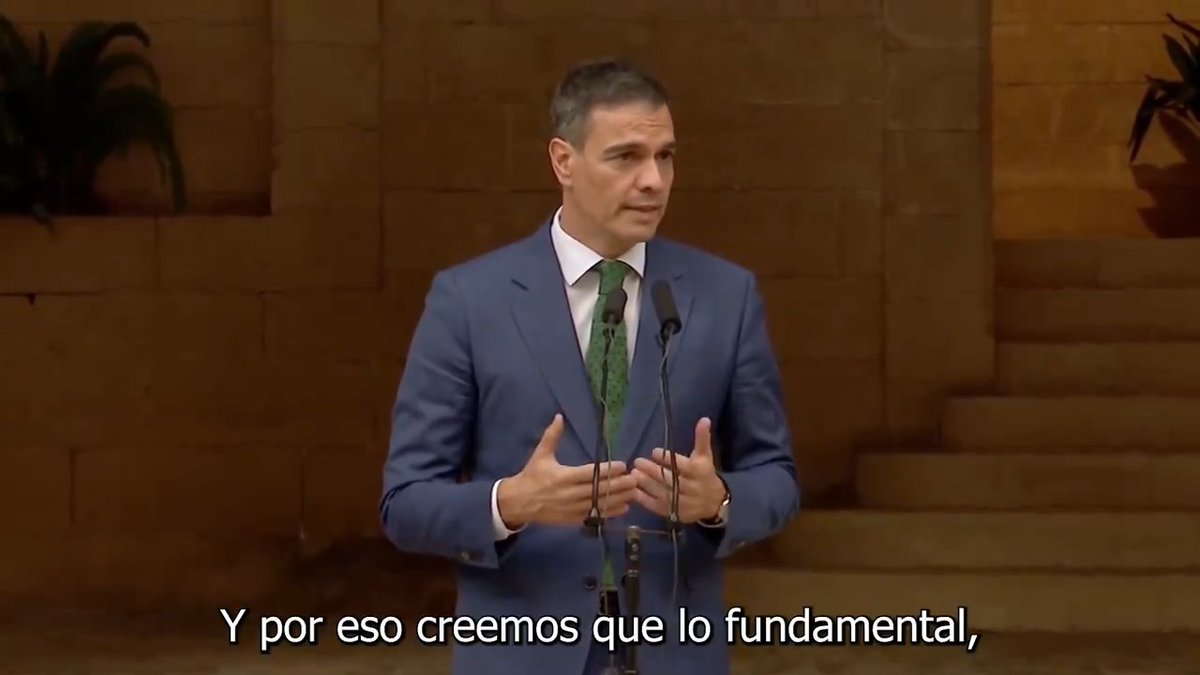 Hoy hemos conocido un dato absolutamente extraordinario: el PIB interanual crece al 2,9%; un 0,8 en términos intertrimestrales, doblando así todas las previsiones. Además, la inflación general y subyacente están en el 2,8%. Dos excelentes noticas para el bolsillo de los hogares españoles. Seguimos trabajando para que estos datos económicos se trasladen al día a día de los ciudadanos y ciudadanas. Para reforzar el Estado del bienestar y mejorar la vida de la gente.