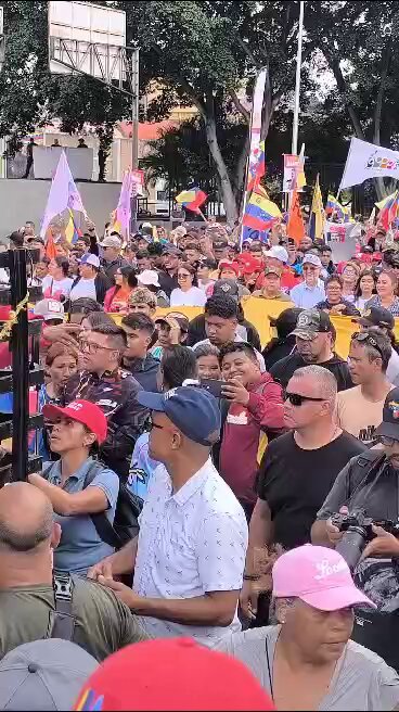 La mayoría de los vídeos que me mandan de violencia y situaciones de tensión quienes siguen el conflicto desde Europa son de la oposición. Ahora el chavismo ha convocado a su militancia a las calles y esta es ahora la imagen de la Avenida de Sucre