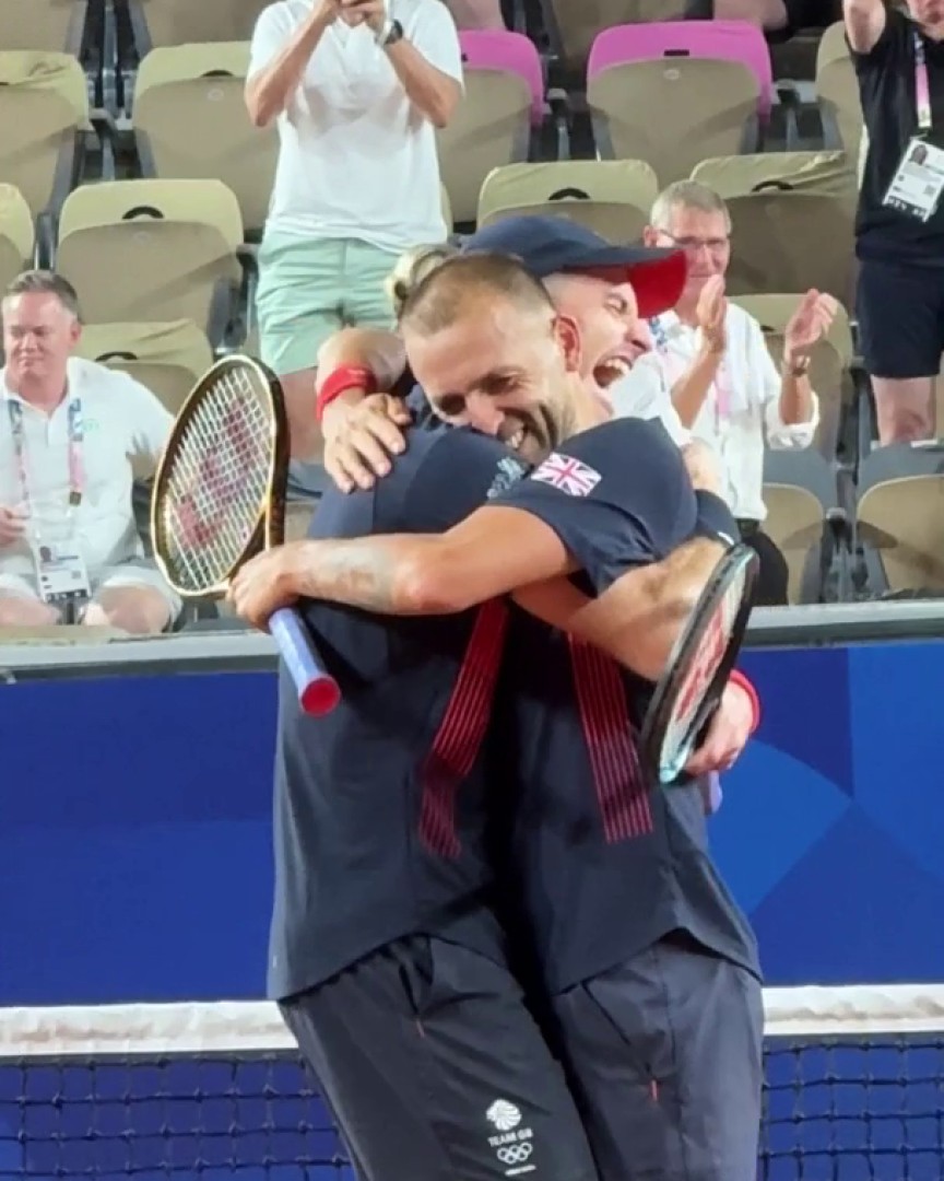 Epic, epic scenes at Roland-Garros! 🎾 The Olympic dream lives on for Andy Murray and Dan Evans 🇬🇧