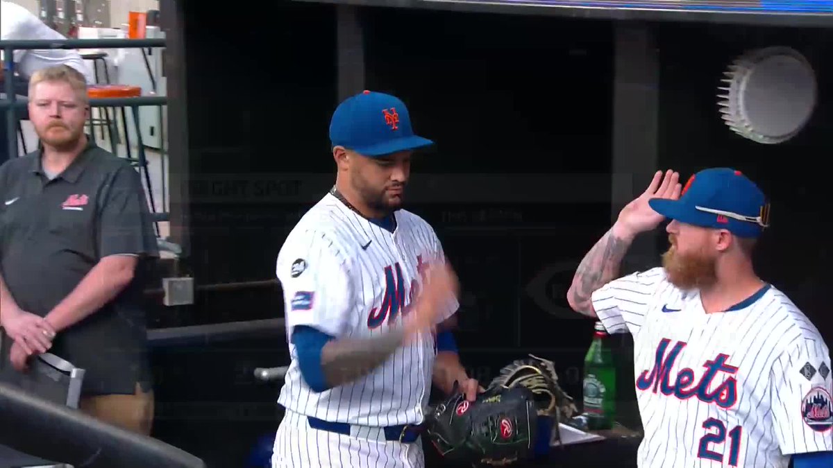 Sean Manaea's dugout handshakes 🤣