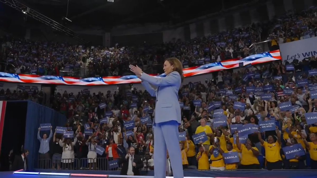 The moment Kamala Harris arrived on stage 🔥🔥🔥