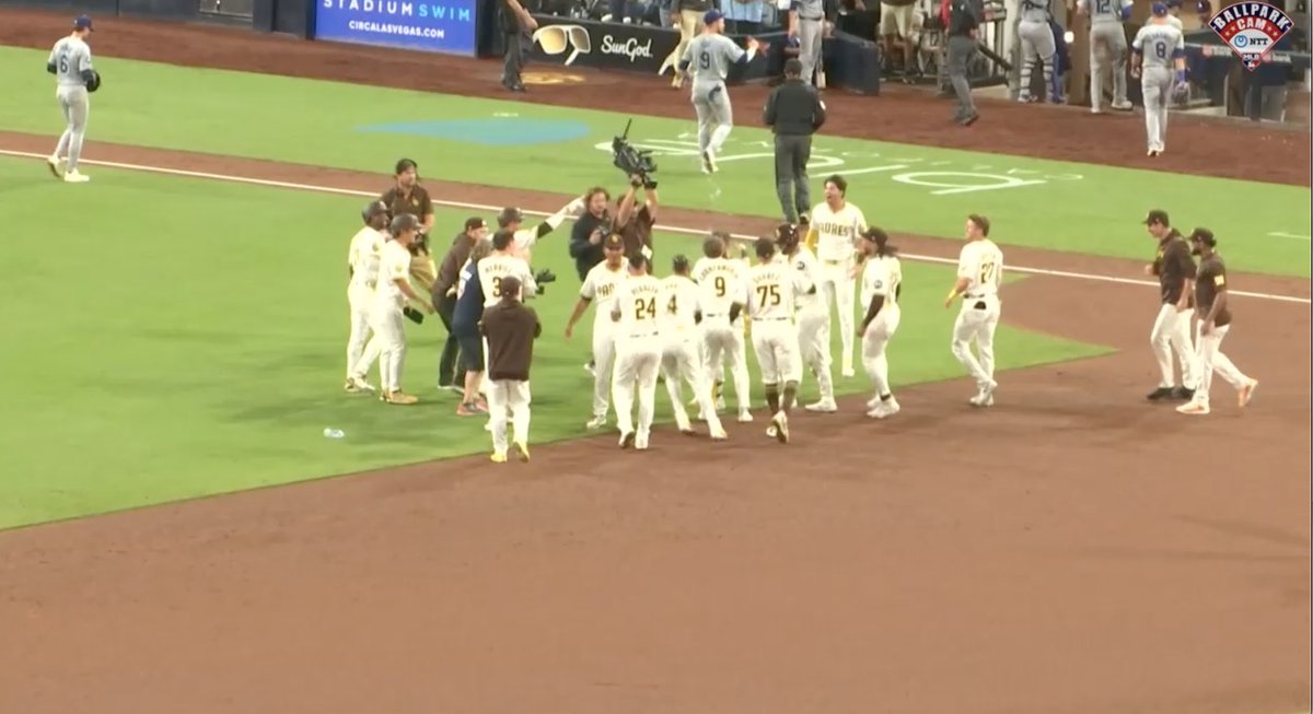 Volume 🆙 to hear the roar of the Petco Park crowd after Donovan Solano walked it off! 🎥 NTT #BallparkCam | San Diego Padres | #ForTheFaithful